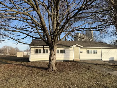 820 N Plum St, Farmer City, IL 61842