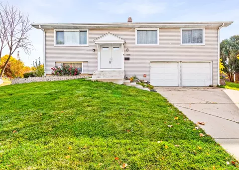 1585 W Oakmont Rd, Hoffman Estates, IL 60169