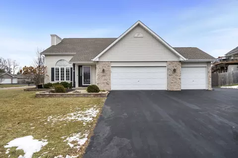 12441 Woodcrest Ln, Roscoe, IL 61073