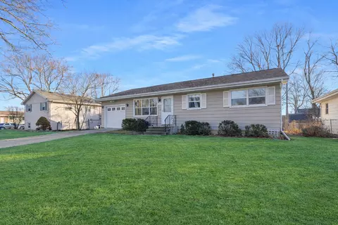 1319 Rutledge Rd, Bloomington, IL 61704