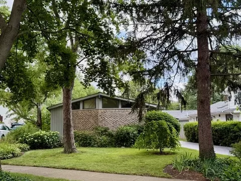 1974 Elmwood Dr, Highland Park, IL 60035