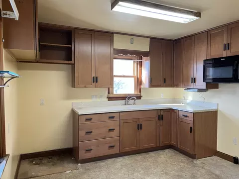 Kitchen - 681 S Tanner Ave, Kankakee, IL 60901 photo 3 of 4
