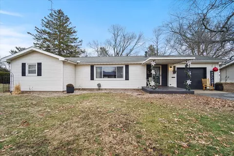 517 Sunrise Dr, Chenoa, IL 61726 photo 2