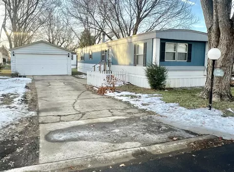 93 Oak Ave, Sandwich, IL 60548