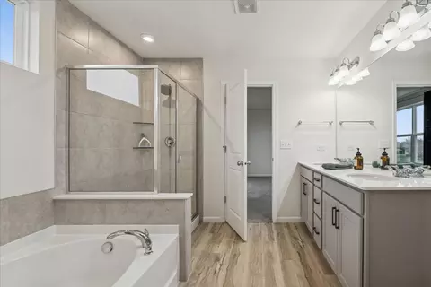 Bath - 900 Treeline Dr, Algonquin, IL 60102 photo 1 of 4