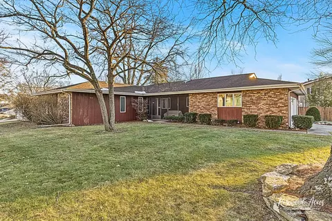 2 Guildford Dr, Bourbonnais, IL 60914