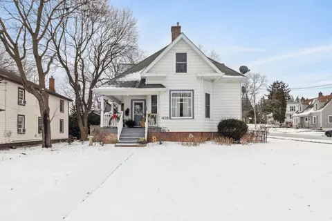 419 Dean St, Woodstock, IL 60098