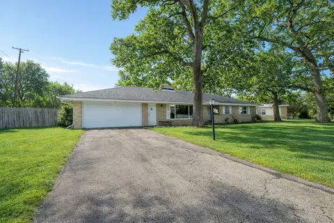 801 Woodlawn Dr, Dekalb, IL 60115