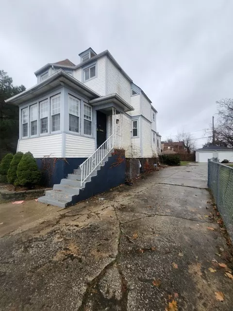 9226 S Phillips Ave, Chicago, IL 60617 photo 2
