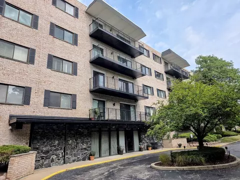 1 S150 Spring Rd #5B, Oakbrook Terrace, IL 60181