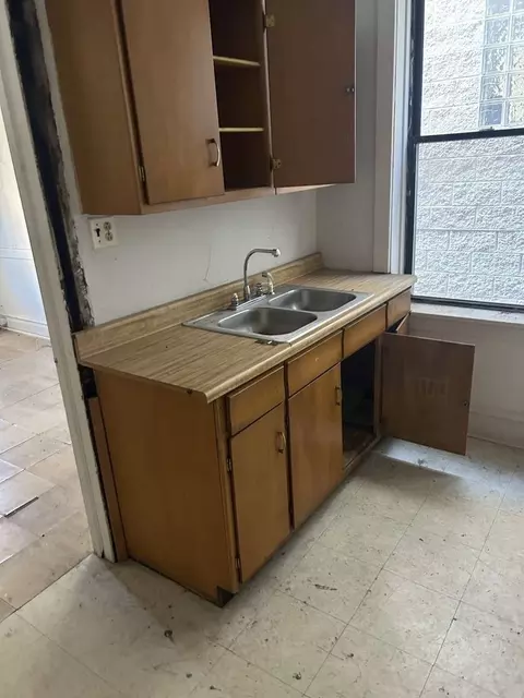 Kitchen - 1114 W Polk St, Chicago, IL 60607 photo 2 of 3