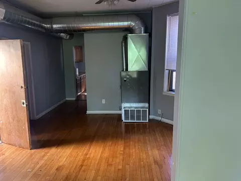 Living - 1114 W Polk St, Chicago, IL 60607 photo 3 of 3