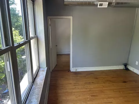 Living - 1114 W Polk St, Chicago, IL 60607 photo 2 of 3