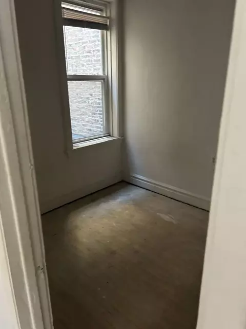 Bedroom - 1114 W Polk St, Chicago, IL 60607 photo 4 of 5