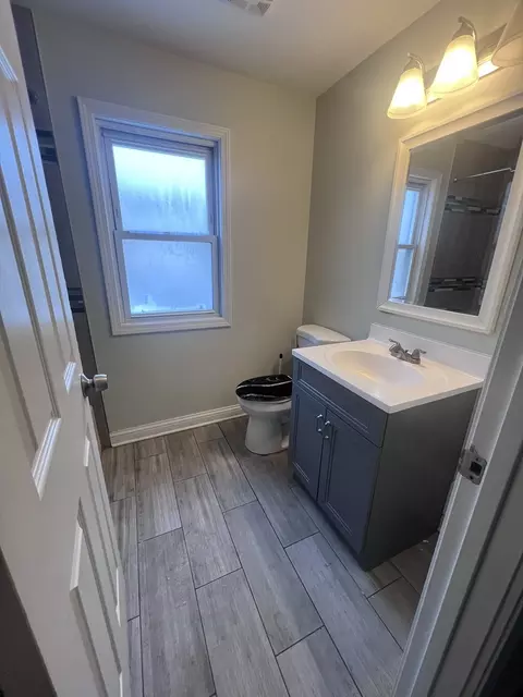 Bath - 937 E 84th Pl, Chicago, IL 60619 photo 6 of 9