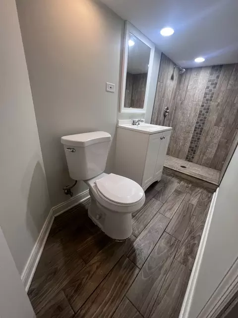 Bath - 937 E 84th Pl, Chicago, IL 60619 photo 1 of 9