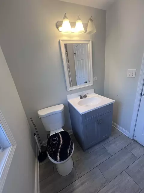 Bath - 937 E 84th Pl, Chicago, IL 60619 photo 4 of 9