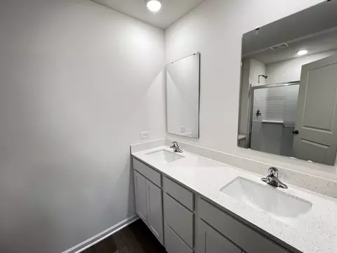 Bath - 375 Summit Cir, Lombard, IL 60148 photo 2 of 4