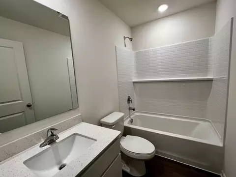 Bath - 375 Summit Cir, Lombard, IL 60148 photo 1 of 4