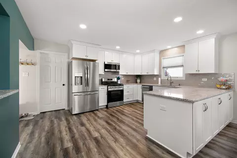Kitchen - 1420 E Cap Cir, Bourbonnais, IL 60914 photo 2 of 3