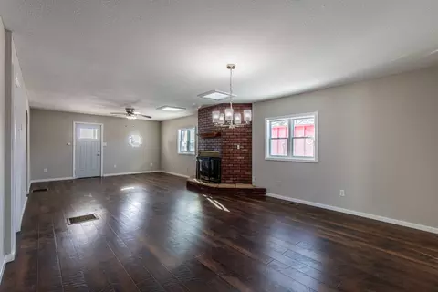 Living - 522 E 5th St, Kewanee, IL 61443 photo 4 of 5