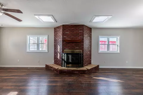Living - 522 E 5th St, Kewanee, IL 61443 photo 3 of 5