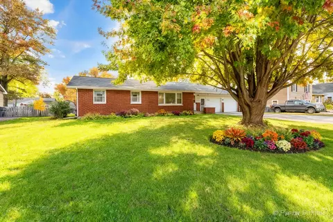 175 Calkins Dr, Sugar Grove, IL 60554