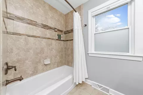 Bath - 410 W Reader St, Elburn, IL 60119 photo 2 of 5