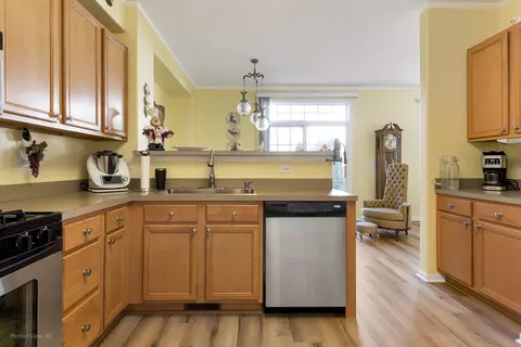 Kitchen - 20524 Mcgilvray Dr, Crest Hill, IL 60403 photo 2 of 2