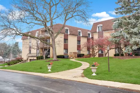 1105 N Mill St #117, Naperville, IL 60563
