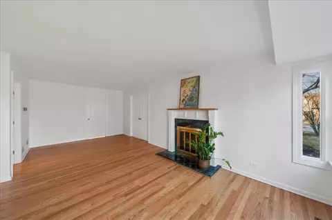Living - 100 Williamsburg Rd, Evanston, IL 60203 photo 2 of 2