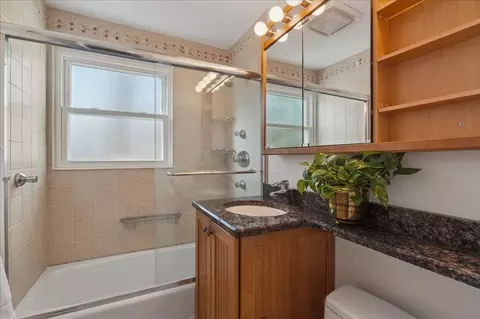 Bath - 100 Williamsburg Rd, Evanston, IL 60203 photo 4 of 4
