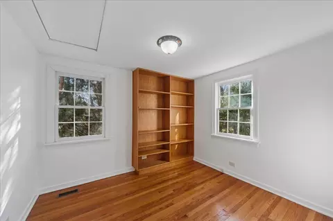 Bedroom - 100 Williamsburg Rd, Evanston, IL 60203 photo 2 of 3