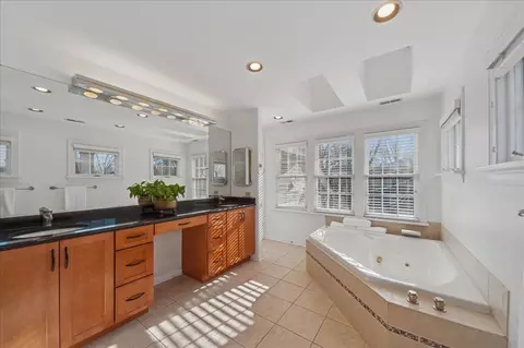 Bath - 100 Williamsburg Rd, Evanston, IL 60203 photo 2 of 4