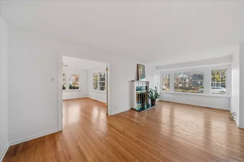 Living - 100 Williamsburg Rd, Evanston, IL 60203 photo 1 of 2
