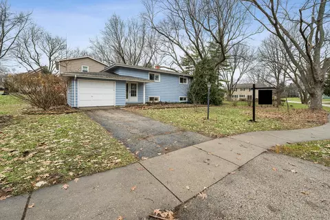 418 Glen Garry Rd, Cary, IL 60013