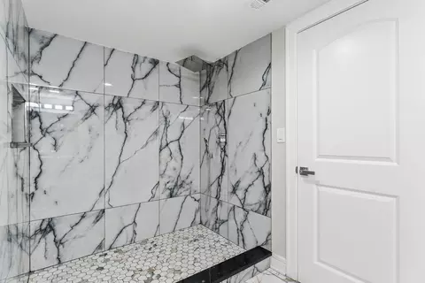 Bath - 9410 S Champlain Ave, Chicago, IL 60619 photo 3 of 5