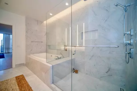 Bath - 363 E Wacker Dr #2706, Chicago, IL 60601 photo 2 of 4