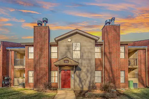 1915 N Hicks Rd #208, Palatine, IL 60074