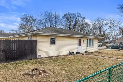 Exterior - 800 Juniper Dr, Rantoul, IL 61866 photo 5 of 7