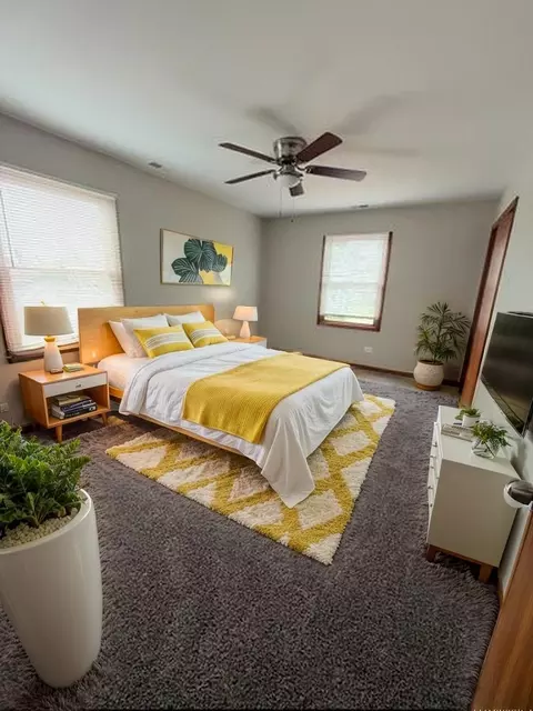 Bedroom - 674 E Algonquin Rd, Des Plaines, IL 60016 photo 2 of 5
