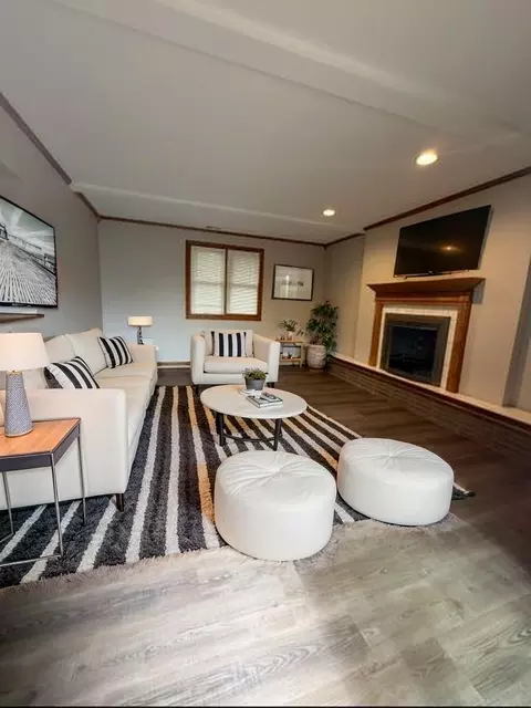 Living - 674 E Algonquin Rd, Des Plaines, IL 60016 photo 3 of 4