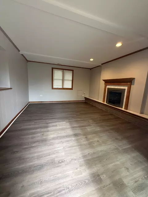 Living - 674 E Algonquin Rd, Des Plaines, IL 60016 photo 4 of 4