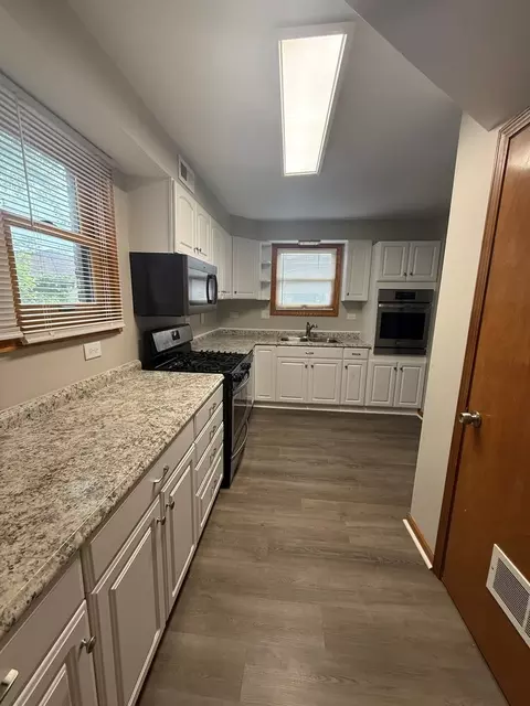Kitchen - 674 E Algonquin Rd, Des Plaines, IL 60016 photo 1 of 2
