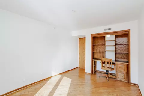 Bedroom - 1685 Mill St #605, Des Plaines, IL 60016 photo 2 of 3