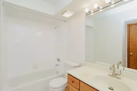 Bath - 1685 Mill St #605, Des Plaines, IL 60016 photo 1 of 2