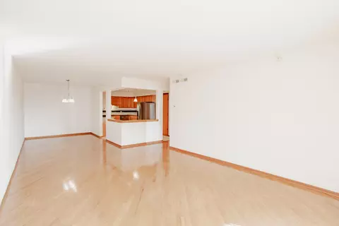 Living - 1685 Mill St #605, Des Plaines, IL 60016 photo 3 of 4