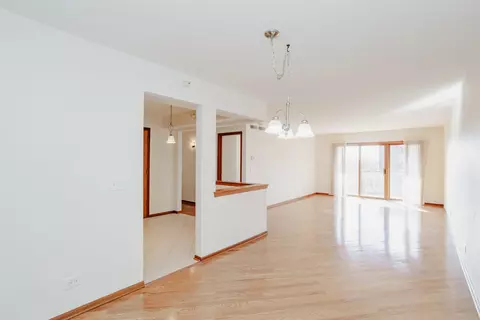 Living - 1685 Mill St #605, Des Plaines, IL 60016 photo 2 of 4