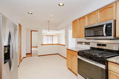Kitchen - 1685 Mill St #605, Des Plaines, IL 60016 photo 2 of 4