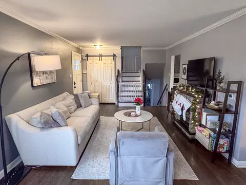 Entry Way - 450 E Park Ave, Elmhurst, IL 60126 photo 3 of 4